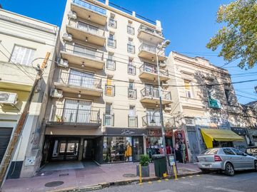 Departamento 3er piso luminoso 2amb 1dorm placar balcón cocina integrada y cochera fija cubierta
