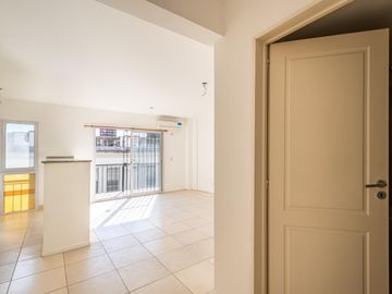 Departamento 3er piso luminoso 2amb 1dorm placar balcón cocina integrada y cochera fija cubierta
