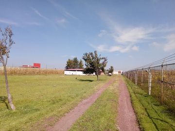 RANCHO DE 10,583 METROS EN CARRETERA IXTLAHUACA-TECAXIC, ESTADO DE MÉXICO, INLCUYE CIERTAS INSTALACIONES Y UNA CABAÑA, EL PREDIO CUENTA CON AGUA