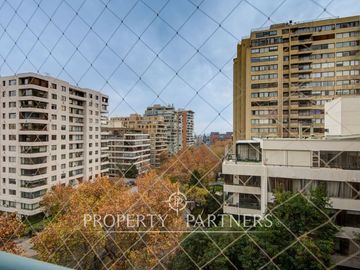 Amplio departamento sector Metro Colon, Las Condes.