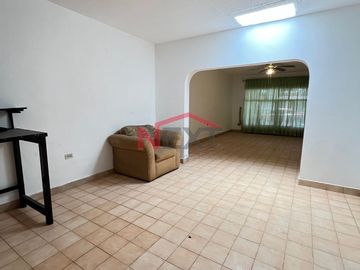 CASA EN VENTA EN COL. OLIVARES