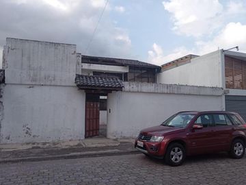 Casa Comercial Av. Ilaló, con dos frentes