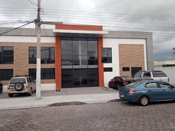 Casa Comercial Av. Ilaló, con dos frentes