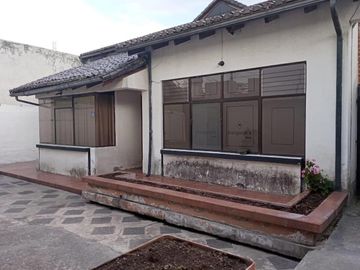 Casa Comercial Av. Ilaló, con dos frentes