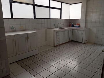 Casa Comercial Av. Ilaló, con dos frentes