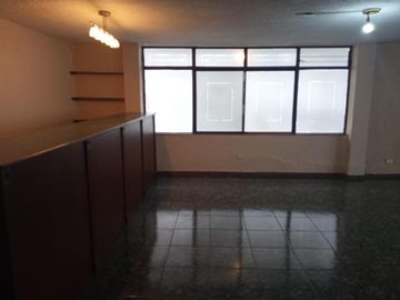 Casa Comercial Av. Ilaló, con dos frentes