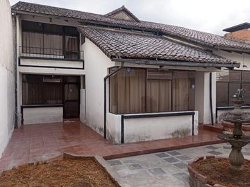 Casa Comercial Av. Ilaló, con dos frentes