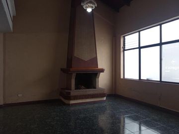 Casa Comercial Av. Ilaló, con dos frentes