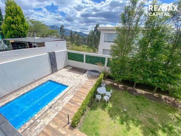 CASA EN VENTA SECTOR NAYON 304m2 TERRENO 500m2