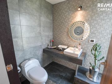 CASA EN VENTA SECTOR NAYON 304m2 TERRENO 500m2