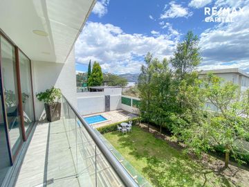 CASA EN VENTA SECTOR NAYON 304m2 TERRENO 500m2