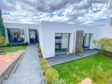 CASA EN VENTA SECTOR NAYON 304m2 TERRENO 500m2