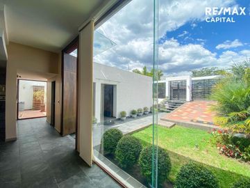 CASA EN VENTA SECTOR NAYON 304m2 TERRENO 500m2