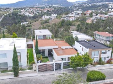 CASA EN VENTA SECTOR NAYON 304m2 TERRENO 500m2