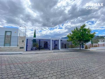 CASA EN VENTA SECTOR NAYON 304m2 TERRENO 500m2