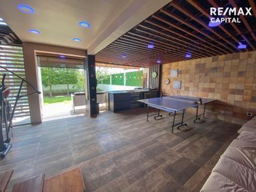 CASA EN VENTA SECTOR NAYON 304m2 TERRENO 500m2
