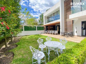 CASA EN VENTA SECTOR NAYON 304m2 TERRENO 500m2