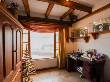 CASA EN VENTA AMPLIOS JARDINES TUMBACO HILACRIL