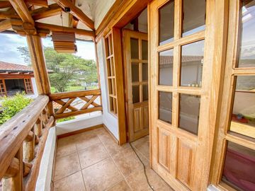 CASA EN VENTA AMPLIOS JARDINES TUMBACO HILACRIL