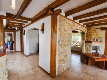 CASA EN VENTA AMPLIOS JARDINES TUMBACO HILACRIL