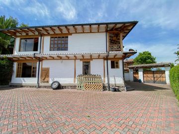 CASA EN VENTA AMPLIOS JARDINES TUMBACO HILACRIL