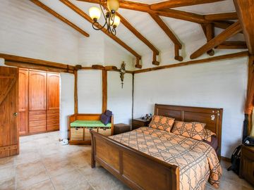 CASA EN VENTA AMPLIOS JARDINES TUMBACO HILACRIL