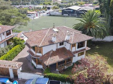 CASA EN VENTA AMPLIOS JARDINES TUMBACO HILACRIL