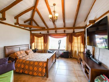 CASA EN VENTA AMPLIOS JARDINES TUMBACO HILACRIL