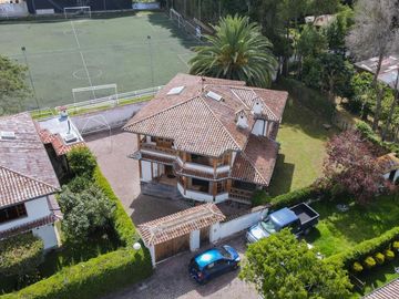 CASA EN VENTA AMPLIOS JARDINES TUMBACO HILACRIL