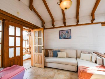 CASA EN VENTA AMPLIOS JARDINES TUMBACO HILACRIL