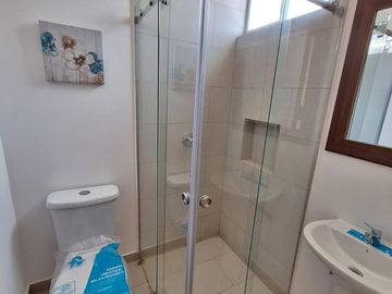 LLANO CHICO CASA  VIP EN VENTA 2 GARAJES