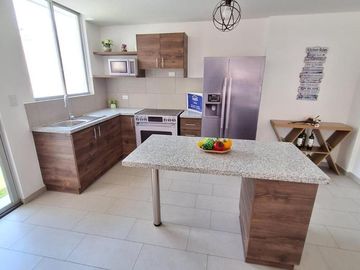 LLANO CHICO CASA  VIP EN VENTA 2 GARAJES