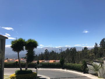 Casa en Venta con vista al Valle -  Nayón