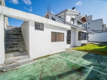 MONTESERRIN AMPLIA CASA EN VENTA 794M 3 GARAJES