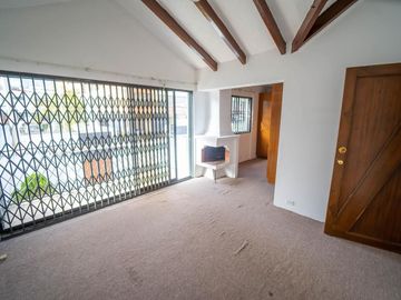MONTESERRIN AMPLIA CASA EN VENTA 794M 3 GARAJES