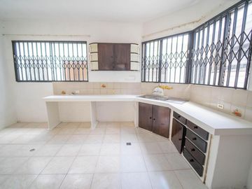 MONTESERRIN AMPLIA CASA EN VENTA 794M 3 GARAJES