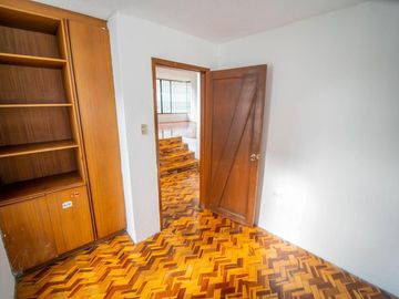 MONTESERRIN AMPLIA CASA EN VENTA 794M 3 GARAJES