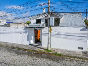 MONTESERRIN AMPLIA CASA EN VENTA 794M 3 GARAJES