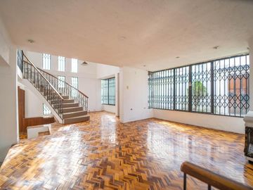 MONTESERRIN AMPLIA CASA EN VENTA 794M 3 GARAJES