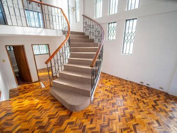 MONTESERRIN AMPLIA CASA EN VENTA 794M 3 GARAJES