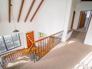 MONTESERRIN AMPLIA CASA EN VENTA 794M 3 GARAJES