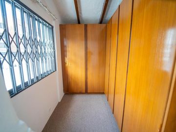 MONTESERRIN AMPLIA CASA EN VENTA 794M 3 GARAJES