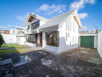 MONTESERRIN AMPLIA CASA EN VENTA 794M 3 GARAJES