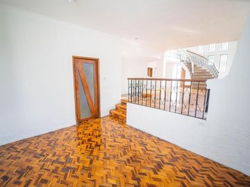 MONTESERRIN AMPLIA CASA EN VENTA 794M 3 GARAJES