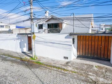 MONTESERRIN AMPLIA CASA EN VENTA 794M 3 GARAJES