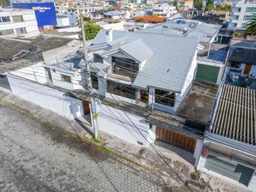 MONTESERRIN AMPLIA CASA EN VENTA 794M 3 GARAJES