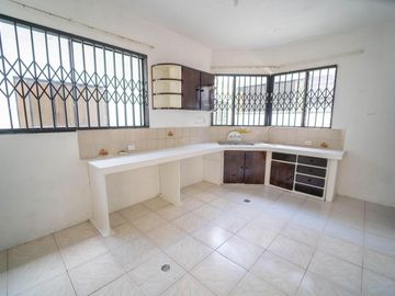 MONTESERRIN AMPLIA CASA EN VENTA 794M 3 GARAJES