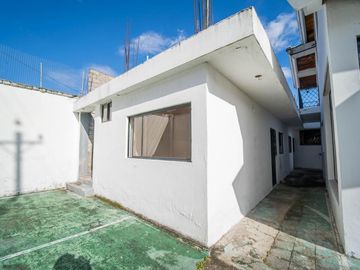 MONTESERRIN AMPLIA CASA EN VENTA 794M 3 GARAJES