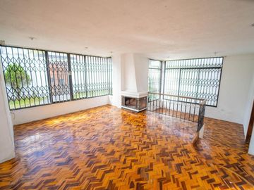 MONTESERRIN AMPLIA CASA EN VENTA 794M 3 GARAJES
