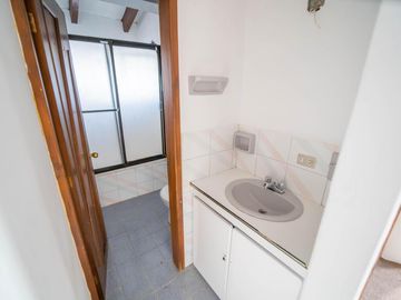 MONTESERRIN AMPLIA CASA EN VENTA 794M 3 GARAJES